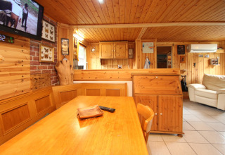 Sala de estar acogedora en la casa de vacaciones Susanne 58 qm, Alemania, con paneles de madera.