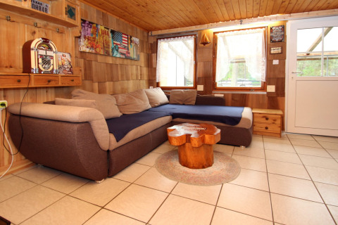 Soggiorno accogliente con divano angolare e arredi in legno presso Susanne 58 qm, Germania.