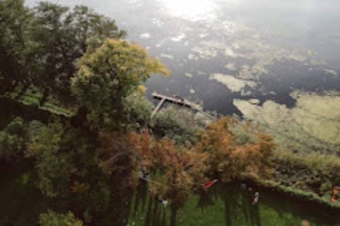 Vista aerea del lodge Bungalow «50 qm 5 Pers» in Germania, con alberi, prato e riva del lago.