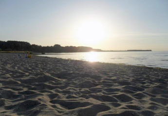 Vue de plage au coucher du soleil prise depuis Bungalow complex «Gänseblümchen 6» en Allemagne, ambiance paisible.