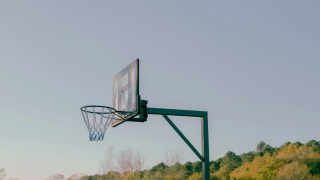Canestro da basket all'aperto con sfondo naturale al Camping Brioni, villaggio vacanze in Istria, Croazia.