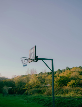 Panier de basket extérieur avec paysage naturel au Camping Brioni, parc de vacances en Istrie, Croatie.