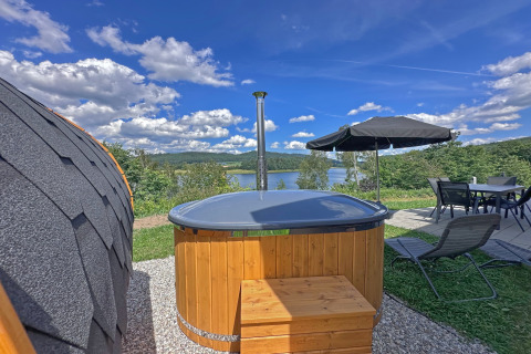 Tiny house et jacuzzi extérieur avec vue sur un lac au village de vacances SEEBLICK, Allemagne.