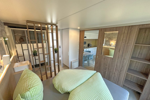 Modernt interiør i et tiny house på Holiday village SEEBLICK ved Eixendorfer See, Tyskland.