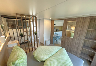 Interior moderno de una tiny house en Holiday Village SEEBLICK - Tiny Chalet am Eixendorfer See, Alemania.