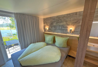 Chambre dans une tiny house Holiday village SEEBLICK, avec terrasse et vue sur le lac Eixendorfer See.