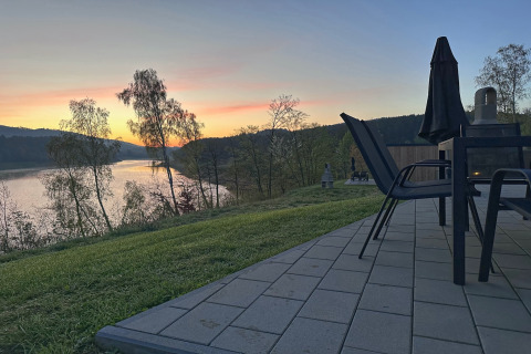 Sonnenuntergangsblick über den Eixendorfer See von der Terrasse des SEEBLICK Tiny Chalets in Deutschland.