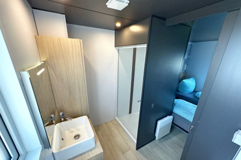 Modernes Bad und Schlafzimmer in einem Tiny House im Holiday village SEEBLICK am Eixendorfer See.