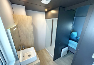 Moderne badeværelse og soveværelse i et tiny house på Holiday village SEEBLICK ved Eixendorfer See.