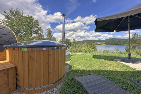 Blick vom Holzbad und Terrasse auf den See im Holiday village SEEBLICK - Tiny Chalet am Eixendorfer See.