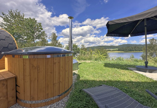 Vue sur le lac depuis un bain en bois et terrasse du Holiday village SEEBLICK - Tiny Chalet am Eixendorfer See.