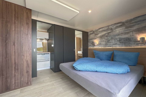 Modernes Schlafzimmer im Holiday village SEEBLICK - Tiny Chalet am Eixendorfer See in Deutschland