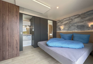 Modernes Schlafzimmer im Holiday village SEEBLICK - Tiny Chalet am Eixendorfer See in Deutschland