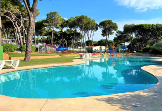 Udendørs swimmingpool ved CAMPING INTERPALS- Bungalow Sa Riera i Spanien, med rutschebaner og solsenge.