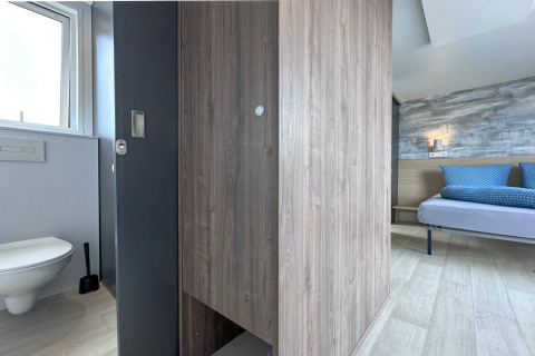 Modernes Tiny House im Feriendorf SEEBLICK mit Schlafzimmer, Bad und Holzdekor am Eixendorfer See.