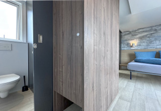 Tiny house moderne à SEEBLICK avec chambre, salle de bain et décor bois près du lac Eixendorfer See.
