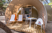 Außenterrasse eines Safarizeltes mit Stühlen, Tisch und Frühstück im Camping Estival Torre de la Mora, Spanien.