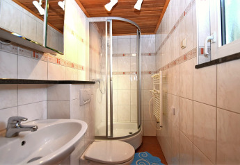 Schmales Badezimmer mit Dusche, WC und Waschbecken im Holiday home «with Parking» in Deutschland.