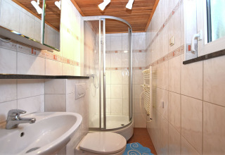 Schmales Badezimmer mit Dusche, WC und Waschbecken im Holiday home «with Parking» in Deutschland.