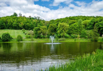 Mooi meer met fontein en groene bomen bij Holiday home with Parking, Duitsland.
