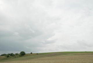 Ruhige Landschaftsansicht nahe Holiday home «with Parking» in Deutschland mit bewölktem Himmel.