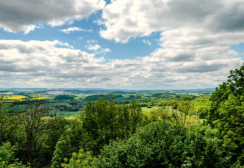 Aussicht vom Holiday home «with Parking» in Deutschland auf hügelige grüne Landschaft und bewaldete Täler.