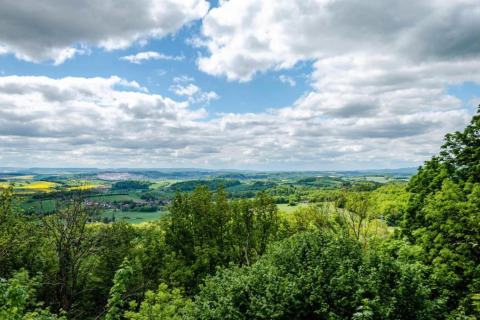Aussicht vom Holiday home «with Parking» in Deutschland auf hügelige grüne Landschaft und bewaldete Täler.