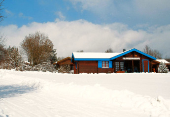 Chalet Holiday park Lauterdörfle - Type A Lauter pour 4 personnes, entouré de neige et arbres, en Allemagne.