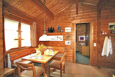 Knusse houten eethoek in Holiday park Lauterdörfle chalet, ingericht voor 4 personen in Duitsland.