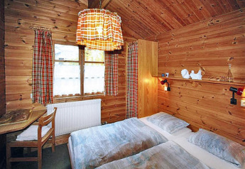 Gezellige houten slaapkamer met twee bedden in Holiday park Lauterdörfle, Duitsland.