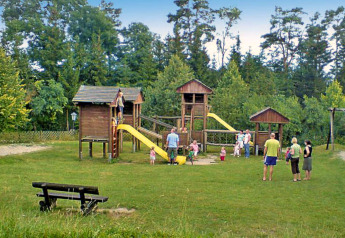 Des enfants et adultes jouent sur une aire de jeux au Holiday park Lauterdörfle, Allemagne.