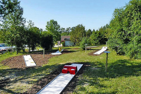 Campo da mini golf all'aperto al Holiday park Lauterdörfle in Germania, circondato da alberi e natura.