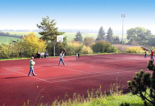 Buitensportterrein bij Holiday Park Lauterdörfle in Duitsland met verschillende mensen en groene natuur.