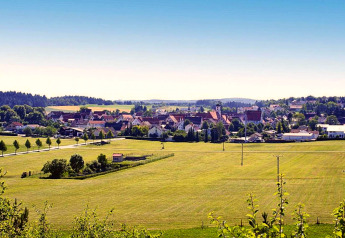 Vue d’un village allemand pittoresque et de champs verts depuis Holiday park Lauterdörfle en Allemagne.
