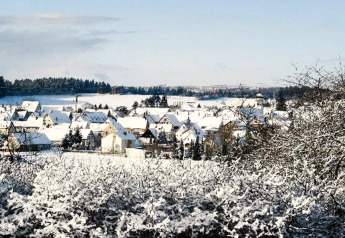 Vue hivernale d’un village de vacances enneigé à Holiday park Lauterdörfle, Allemagne.