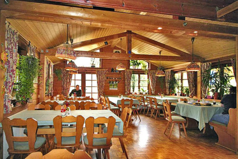 Sala da pranzo accogliente in legno nel chalet Holiday park Lauterdörfle per 4 persone in Germania.