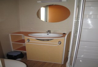 Badeværelse i Camping Rocagrossa Bungalow for 4 personer i Spanien, med vask, spejl og bruseniche.