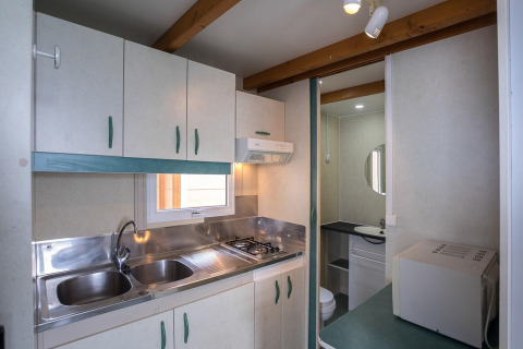 Kompakte Küche und Bad im Camping Rocagrossa Bungalow für 5 Personen in Spanien, praktische Ausstattung.