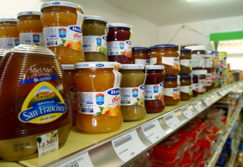 Scaffale con vasetti di marmellata e miele in un alloggio glamping, marchi come San Francisco visibili.