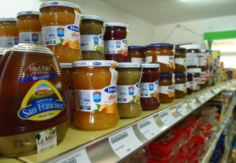Hylde med marmelade og honningglas i et glampingophold, fokus på mærker som San Francisco og Hero.