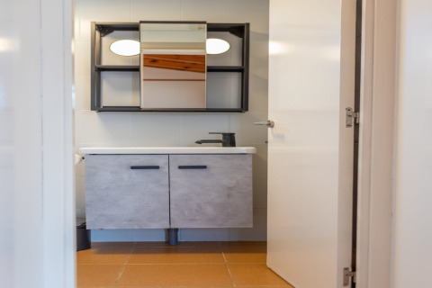 Moderne badkamer bij Camping del Mar BUNGALOW MEDITERRANI in Spanje, met spiegel en kast