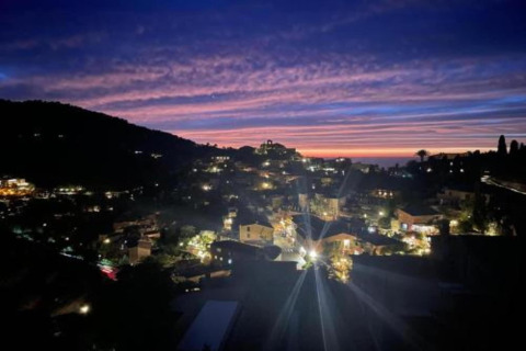 Avondzicht vanaf Camping del Mar BUNGALOW MEDITERRANI in Spanje met verlichte stad en kleurrijke zonsondergang.