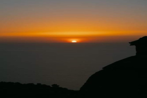 Zonsondergang bij Camping del Mar BUNGALOW MEDITERRANI in Spanje met uitzicht over de zee en horizon.