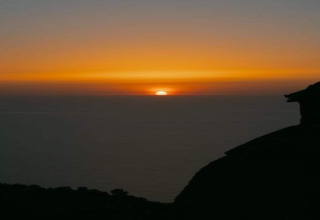 Zonsondergang bij Camping del Mar BUNGALOW MEDITERRANI in Spanje met uitzicht over de zee en horizon.