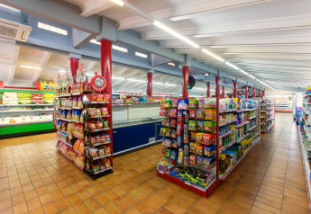 Afbeelding van een supermarkt met goed gevulde rekken in een glampingverblijfomgeving.