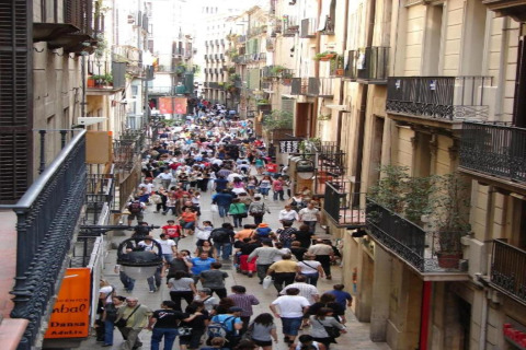 Calle estrecha y muy concurrida en España cerca de Vilanova Park BUNGALOW 4 PAX S150, vista desde arriba con muchos peatones.