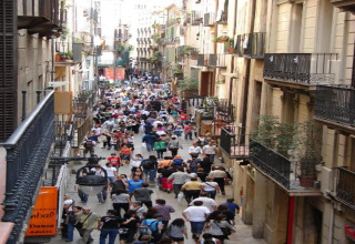 Calle estrecha y muy concurrida en España cerca de Vilanova Park BUNGALOW 4 PAX S150, vista desde arriba con muchos peatones.