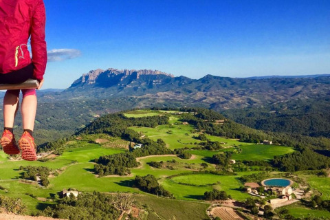 Persona sentada en un columpio con vistas a campos verdes y montañas en Vilanova Park BUNGALOW 4 PAX S150, España.