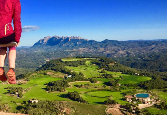 Persona sentada en un columpio con vistas a campos verdes y montañas en Vilanova Park BUNGALOW 4 PAX S150, España.