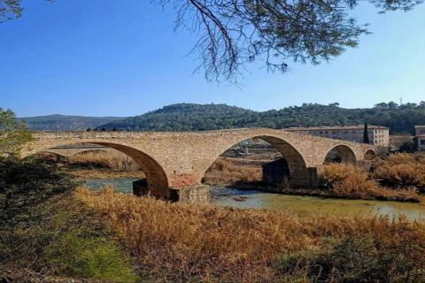 Puente de piedra sobre un río y paisaje natural en Vilanova Park BUNGALOW 4 PAX S150, España.